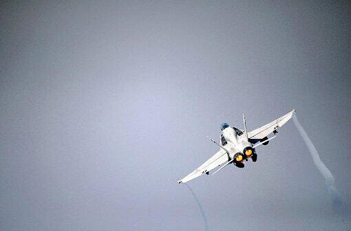 Eine Kampfmaschine vom Typ F/A-18C beim Start. Foto: Navy Visual News/MCC Eric S. Pow/Archiv