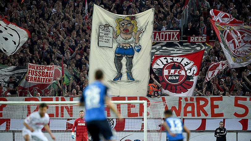 Kölner "Fans" zeigen widerliche Plakate gegen Hoffenheim-Mäzen Dietmar Hopp.