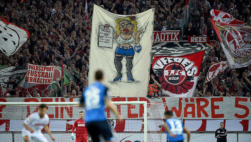 Kölner "Fans" zeigen widerliche Plakate gegen Hoffenheim-Mäzen Dietmar Hopp. Kölner "Fans" zeigen widerliche Plakate gegen Hoffenheim-Mäzen Dietmar Hopp.