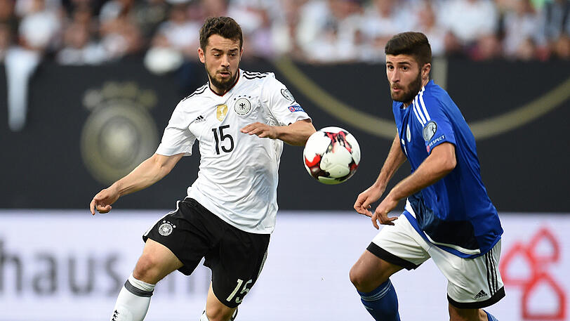 AMIN YOUNES - NOTE 2: Erster Einsatz von Beginn an für den Ajax-Legionär. Ein Dribbler und Wirbler wie einst Icke Häßler &ndash; auch die Statur passt. Könnte eine positive Überraschung des Confed Cups werden. Lieferte die Vorlage zum 3:0 und schob einen Abpraller zum 4:0 (38.) - erster Länderspieltreffer.