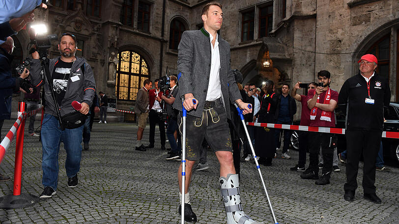 Schon wieder auf Krücken unterwegs: Bayern-Kapitän Manuel Neuer.