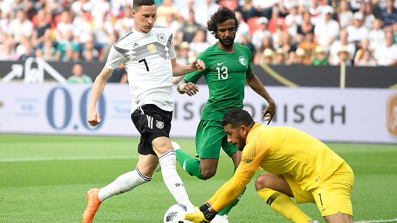 JULIAN DRAXLER - NOTE 2.
Gut drauf. Mit Tempo, feinen Pässen und guten Dribblings. Immer mit Zug zum Tor. So macht sich der PSG-Star unverzichtbar. Schlechte Karten für den verletzten Özil.