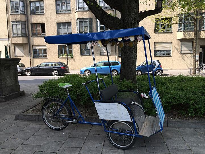 Eine Rikscha in Weiß-Blau