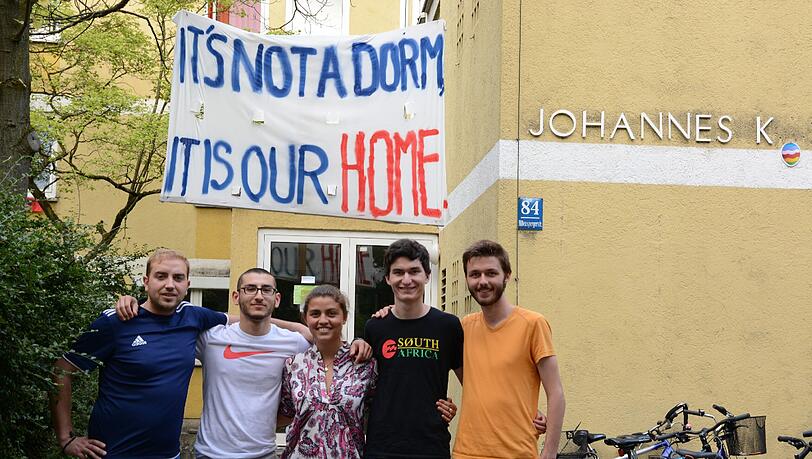 &bdquo;Kein Wohnheim, sondern unser Zuhause&ldquo; steht auf dem Plakat, das die Bewohner des &bdquo;Joko&ldquo; gemalt haben. Foto: Sophie Anfang