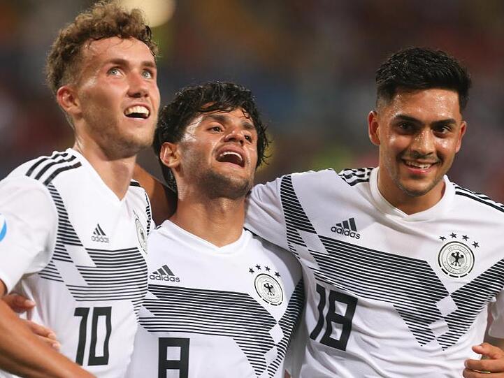 Luca Waldschmidt (l-r), Torschütze Mahmoud Dahoud, und Nadiem Amiri bejubeln das 4:0.