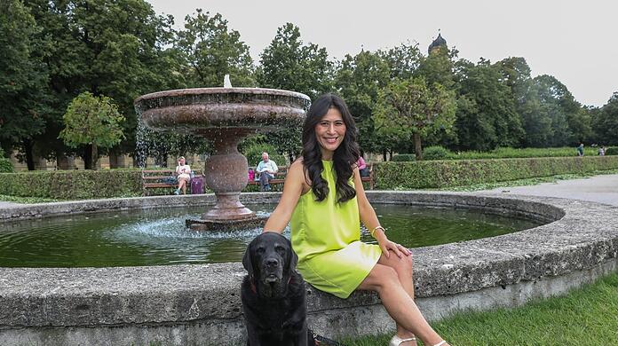 Satomi Suzuki mit ihrem Hund Akira im Hofgarten. Hier geht sie fast täglich spazieren, macht eine Schleife durch den Englischen Garten und zurück: 90 Minuten.