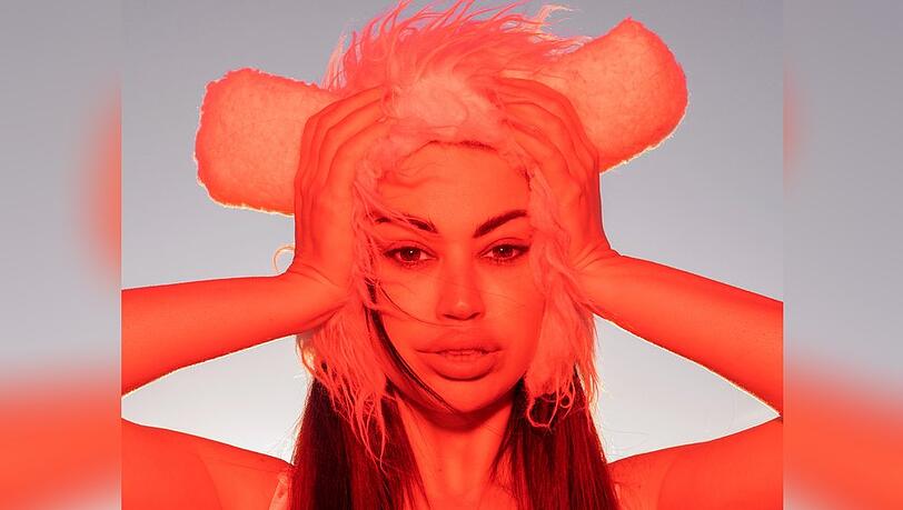 Aura Dione meldet sich mit einem neuen Album zurück.