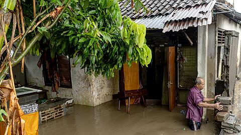Viele Häuser standen nach tagelangen Regenfällen unter Wasser.