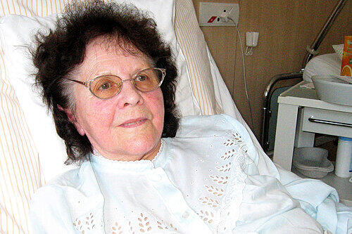 Opfer Adele S. lag lange im Krankenhaus. Als die zwei Täter aus ihrer Wohnung stürmten, stürzte sie und brach sich das Bein.