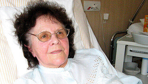 Opfer Adele S. lag lange im Krankenhaus. Als die zwei Täter aus ihrer Wohnung stürmten, stürzte sie und brach sich das Bein. Opfer Adele S. lag lange im Krankenhaus. Als die zwei Täter aus ihrer Wohnung stürmten, stürzte sie und brach sich das Bein.