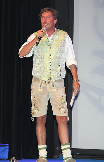 Stefan Schneider, Stadionsprecher:
"Ich hab keine
Wadln und ich steh dazu -
alle meine Lederhosn sind
kurz. Ich habe eine ganz
traditionelle Hirschlederne
aus Miesbach, dann eine
Meindl-Hirschlederne, die
ich für 1300 Euro gekauft
hab, sie ist blau bestickt.
Und meine Lieblingshose:
Sie ist von meinem Ausrüster
Angermaier, aus Ziegenleder,
etwas heller und bunt
bestickt. Sie ist bequem, ein
bissl gagig &ndash; halt mal was
anderes."