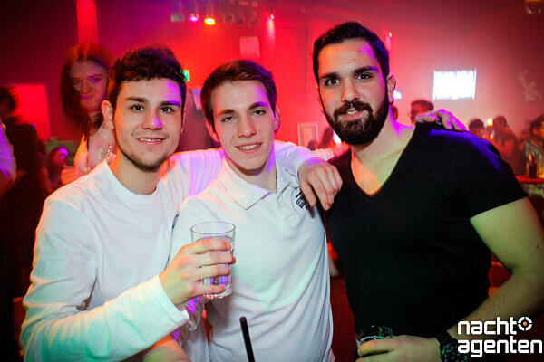 Die besten Party-Bilder vom Samstag. Hier von der Nachtgalerie.