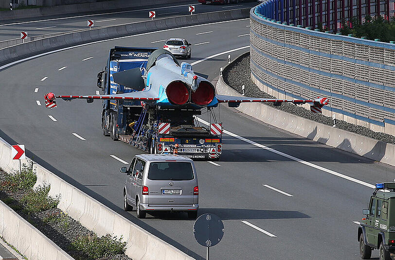 Der beschädigte Kampfjet wird zu einer Airbus-Werkstatt nach Manching gebracht. Die breite Ladung macht ein Überholen des Schwertransporters auf der dreispurigen Autobahn unmöglich!