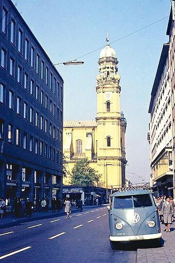 In den Sechzigern, noch ohne Fußgängerzone: die Theatinerstraße, der Behelfsbau anstelle des zerstörten Theatinerklosters und ein VW Bulli.