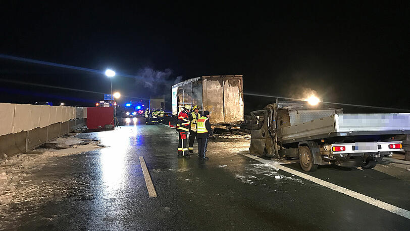 Im Kleinlaster verbrennen zwei Menschen nach dem Auffahrufall auf der A6. Die Bilder der Nacht. Im Kleinlaster verbrennen zwei Menschen nach dem Auffahrufall auf der A6. Die Bilder der Nacht.
