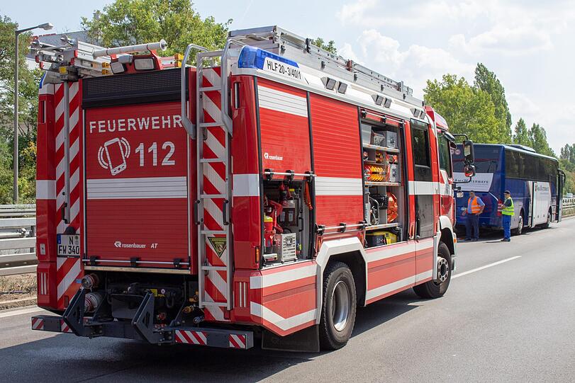 Der Pkw wurde komplett zerstört, sowohl die Fahrerin als auch der Fahrer erlitten schwere Verletzungen. Auch viele Insassen im Bus wurden verletzt. Die Bilder vom Unfallort auf der A73 bei Nürnberg.