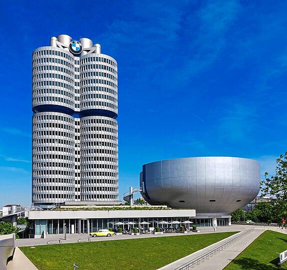 Der BMW-Zylinder (l.) von 1972 ist 101 Meter hoch.