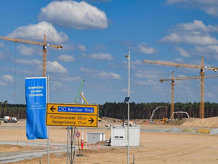 Baukräne und Baumaschinen sind auf dem Gelände der künftigen Tesla Gigafactory zu sehen.