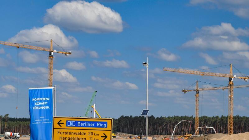 Baukräne und Baumaschinen sind auf dem Gelände der künftigen Tesla Gigafactory zu sehen. Baukräne und Baumaschinen sind auf dem Gelände der künftigen Tesla Gigafactory zu sehen.