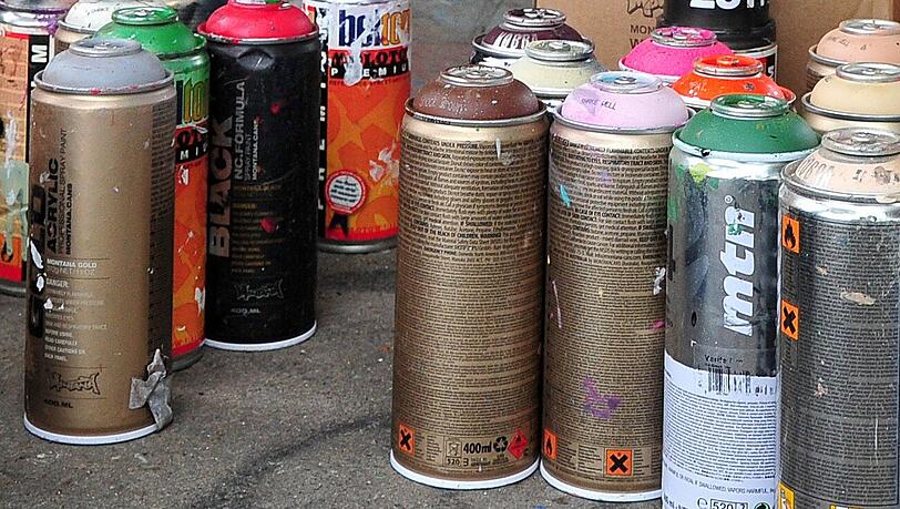 An den einzelnen Tatorten stellte die Polizei mehrere Tatmittel - unter anderem Spraydosen - als Spurenträger sicher. (Symbolbild)