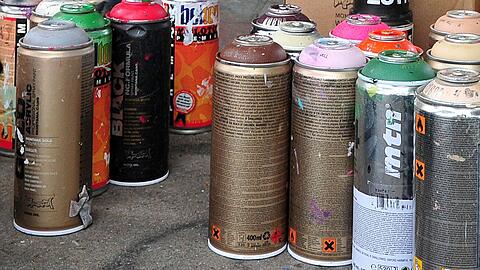 Bei allen Verdächtigen fanden sich Spraydosen (Symbolbild).