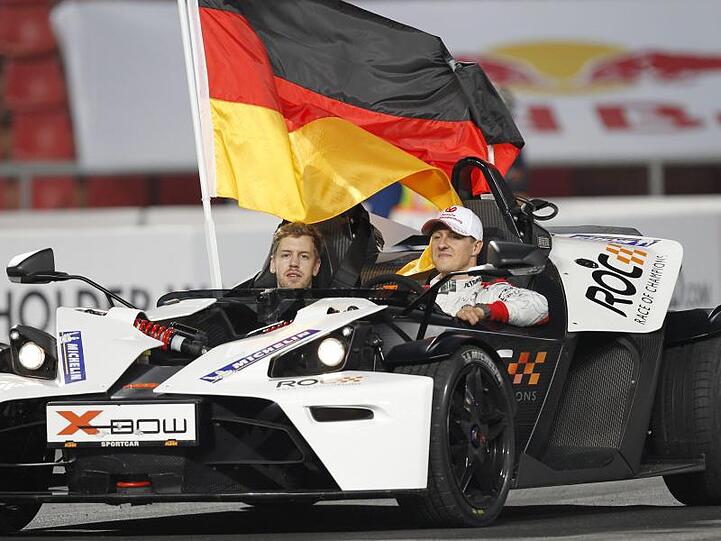 Sebastian Vettel (l) und Michael Schumacher gewannen im Dezember 2012 das "Race of Champions" in Bangkok.