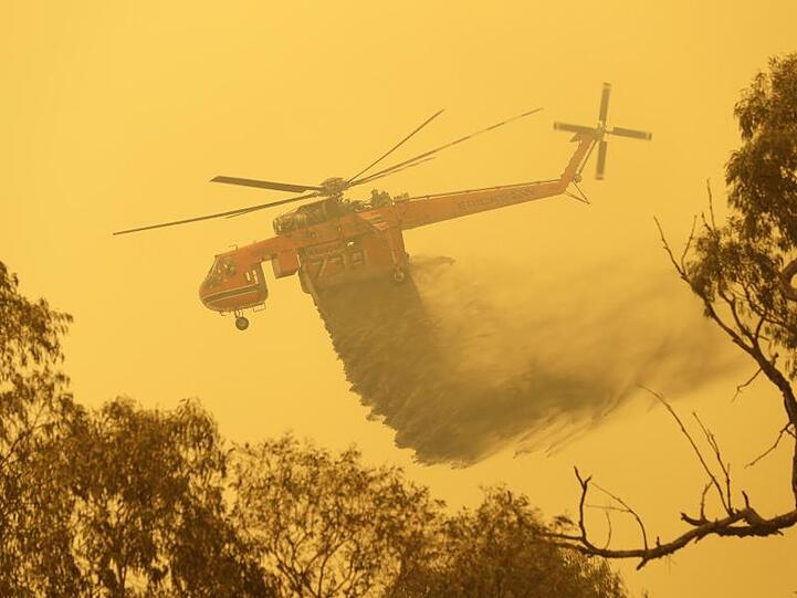 Die Buschbrände in Australien wüten weiter. Ein Hubschrauber wirft Löschwasser auf ein Feuer in der Nähe von Bumbalong, südlich der Hauptstadt Canberra, ab.