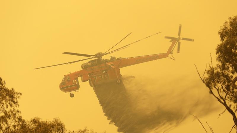 Die Buschbrände in Australien wüten weiter. Ein Hubschrauber wirft Löschwasser auf ein Feuer in der Nähe von Bumbalong, südlich der Hauptstadt Canberra, ab. Die Buschbrände in Australien wüten weiter. Ein Hubschrauber wirft Löschwasser auf ein Feuer in der Nähe von Bumbalong, südlich der Hauptstadt Canberra, ab.