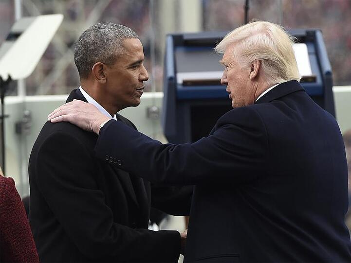 US-Präsident Trump und sein Amtsvorgänger Barack Obama begrüßen sich 2017 zu Trumps Amtseinführung im Kapitol.