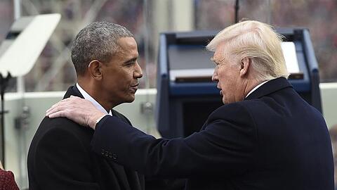 US-Präsident Trump und sein Amtsvorgänger Barack Obama begrüßen sich 2017 zu Trumps Amtseinführung im Kapitol.