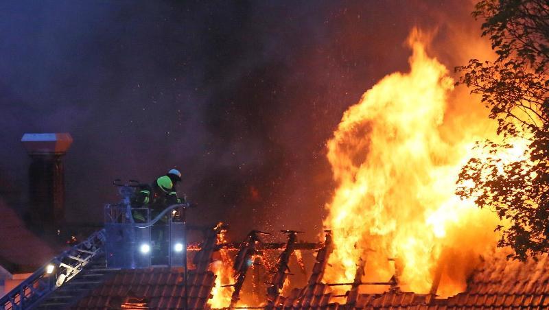 Einsatzkräfte der Feuerwehr bekämpfen ein Feuer in einer Gaststätte im Landkreis Berchtesgadener Land. Foto: BRK/Bayerisches Rotes Kreuz BRK Einsatzkräfte der Feuerwehr bekämpfen ein Feuer in einer Gaststätte im Landkreis Berchtesgadener Land. Foto: BRK/Bayerisches Rotes Kreuz BRK