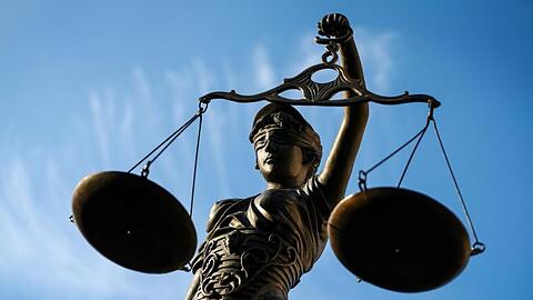 Eine Statue der Justitia hält eine Waage in ihrer Hand. Foto: David-Wolfgang Ebener/dpa/Archivbild