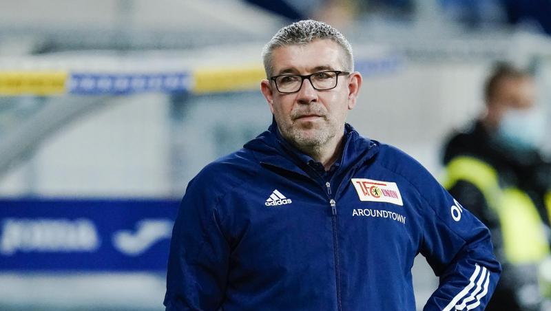 Berlins Trainer Urs Fischer steht im Stadion.