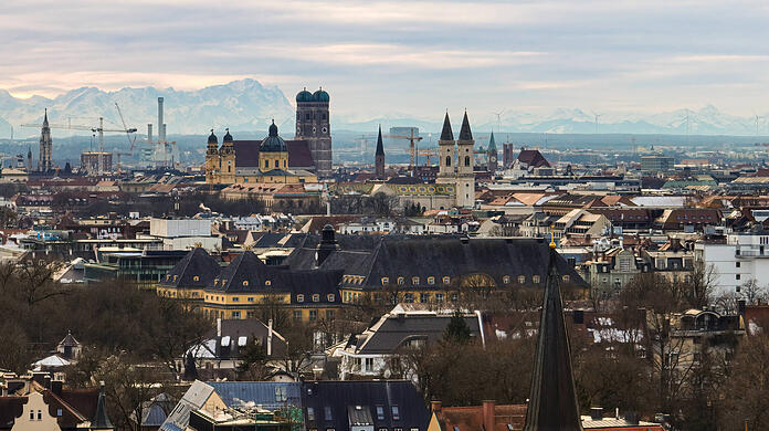 Blick über München, im Hintergrund sind die Alpen zu erkennen.