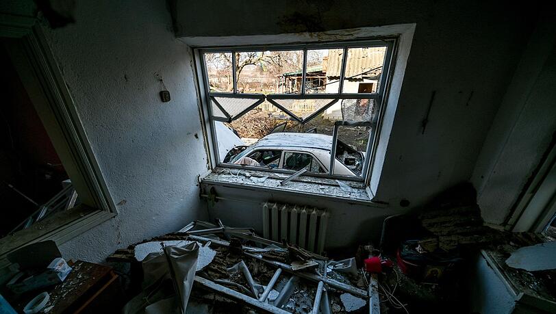 Verwüstung in einem Haus im südukrainischen Stepne, das bei einem russischen S-300-Raketenangriff zerstört wurde.