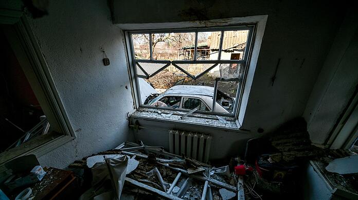 Verwüstung in einem Haus im südukrainischen Stepne, das bei einem russischen S-300-Raketenangriff zerstört wurde.