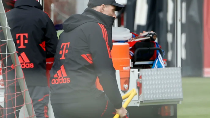 Thomas Tuchel zerbricht im Training des FC Bayern eine Stange.