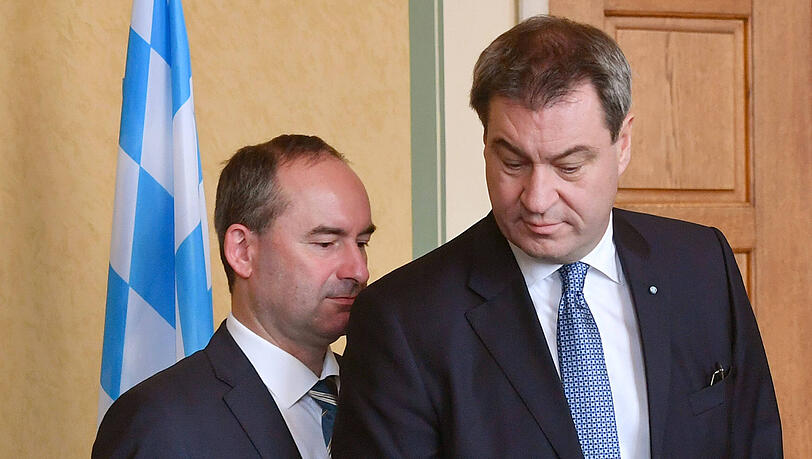 Bayerns Ministerpräsident Markus Söder (CSU, r.) erhöht jetzt den Druck auf seinen Vize Hubert Aiwanger von den Freien Wählern.