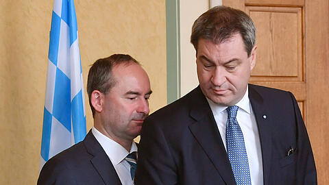 Bayerns Ministerpräsident Markus Söder (CSU, r.) erhöht jetzt den Druck auf seinen Vize Hubert Aiwanger von den Freien Wählern.