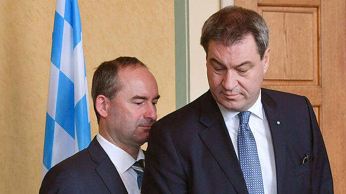 Bayerns Ministerpräsident Markus Söder (CSU, r.) erhöht jetzt den Druck auf seinen Vize Hubert Aiwanger von den Freien Wählern.