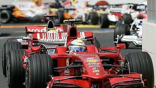 Felipe Massa rast in seinem Ferrari um die Kurve. Der Rennstall ist das älteste und beliebteste Team der Formel 1. Felipe Massa rast in seinem Ferrari um die Kurve. Der Rennstall ist das älteste und beliebteste Team der Formel 1.