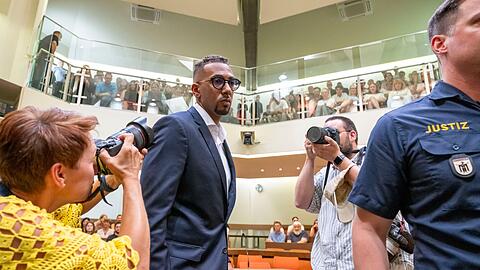 Boateng wird vor vollbesetzten Zuschauerrängen im Gerichtssaal fotografiert. Am Freitag, 19.7.2024 hat das Gericht ihn der vorsätzlichen Körperverletzung schuldig gesprochen und verwarnt.