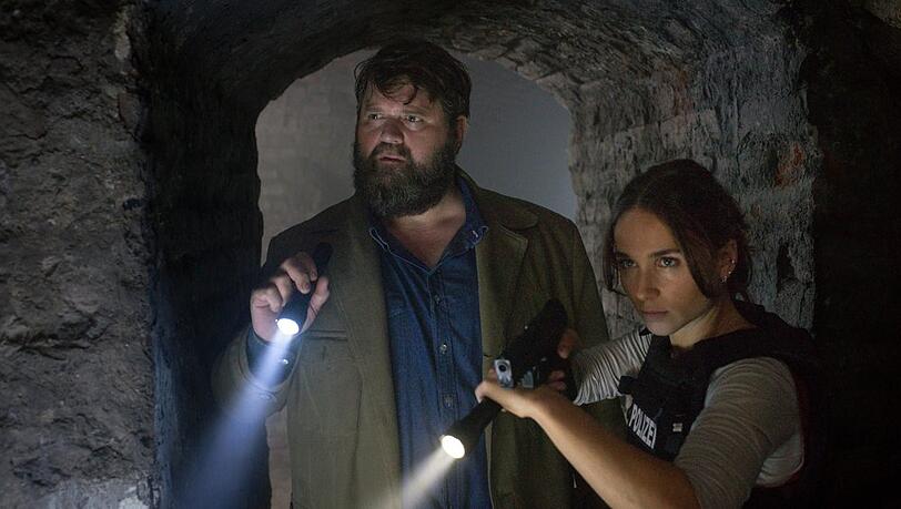 "Behringer und die Toten: Ein Bamberg-Krimi - Antoniusfeuer": Kommissar Behringer (Antoine Monot Jr.) und Jung-Kommissarin Ela Jenning (Cosima Henman) machen in den Stollengängen eine Entdeckung.