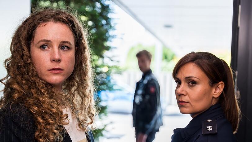 "Friesland: Abdrift": Süher Özlügül (Sophie Dal, r.) befragt Katharina Leibold (Klara Deutschmann).