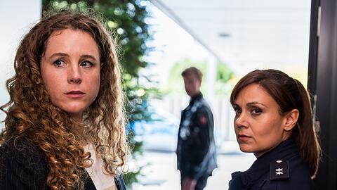 "Friesland: Abdrift": Süher Özlügül (Sophie Dal, r.) befragt Katharina Leibold (Klara Deutschmann).