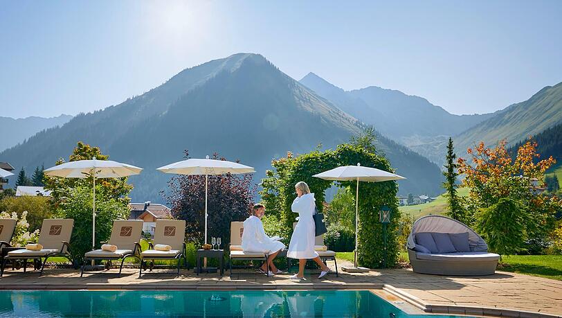 Schillernder Pool mit Bergblick, schön, oder? So sieht es im Relais & Châteaux Hotel Singer im Tiroler Berwang aus. Schillernder Pool mit Bergblick, schön, oder? So sieht es im Relais & Châteaux Hotel Singer im Tiroler Berwang aus.