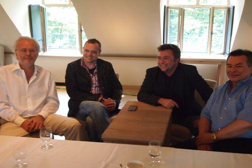 Harald Schmidt (li.) und Waldemar Hartmann (re.) mit den AZ-Redakteuren Michael Schilling (Mitte, links) und Gunnar Jans (Mitte, rechts)