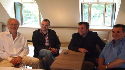 Harald Schmidt (li.) und Waldemar Hartmann (re.) mit den AZ-Redakteuren Michael Schilling (Mitte, links) und Gunnar Jans (Mitte, rechts) Harald Schmidt (li.) und Waldemar Hartmann (re.) mit den AZ-Redakteuren Michael Schilling (Mitte, links) und Gunnar Jans (Mitte, rechts)