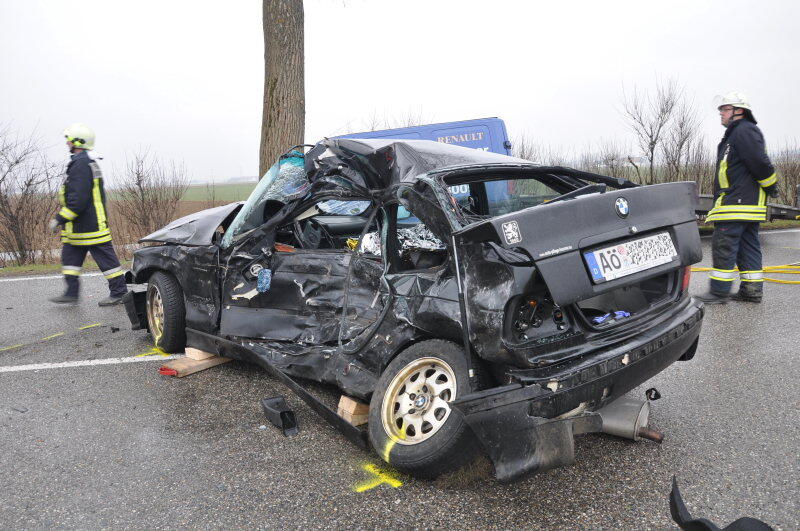 Am Donnerstagmorgen kam es auf der B299 zwischen Altötting und Unterneukirchen zu einem schweren Verkehrsunfall. Der Fahrer eines BMWs überholte mehrere Fahrzeuge und kam dabei ins schleudern. Daraufhin kollidierte das Fahrzeug mit einem Kleintransporter. Dieser erfasse den BMW seitlich auf der Fahrerseite.

Der Fahrer des erlag sofort seinen Verletzungen. Der Fahrer des Transporters wurde mit leichten Verletzungen ins Krankenhaus gebracht.