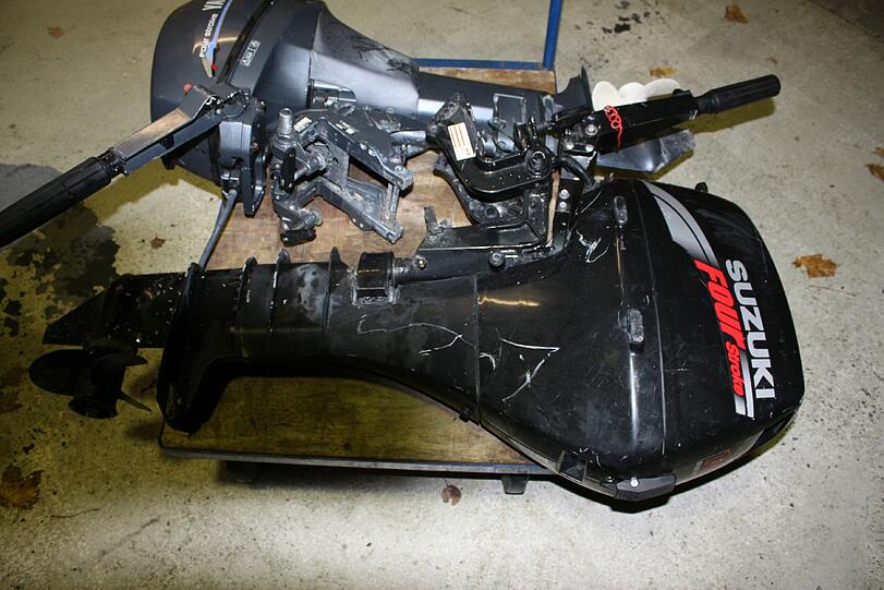 Einer der ausgebauten Bootsmotoren im Kofferraum
